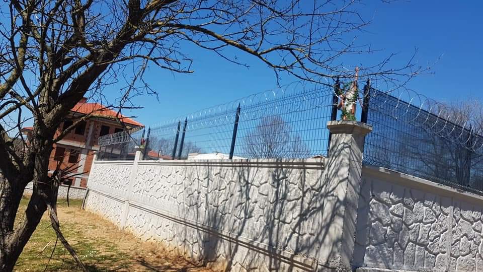 Setaş Panel Çit Dikenli teller, sıcak daldırma galvanizli veya PVC kaplı olarak üretilmektedir.